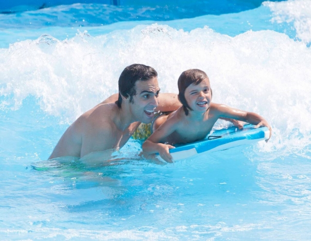 Con la plancha en la piscina de olas